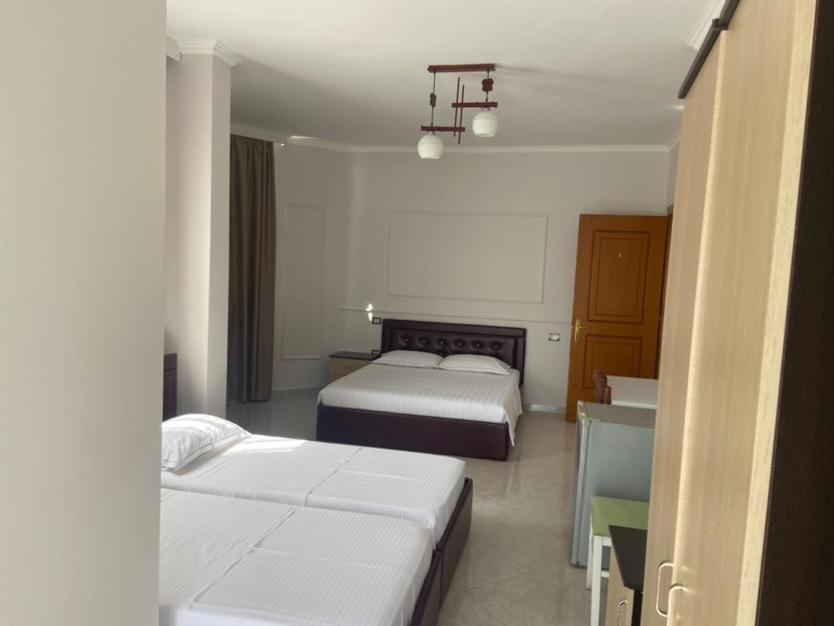 Hotel Tirona ดูร์เรส ภายนอก รูปภาพ
