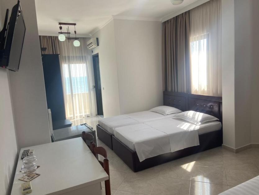 Hotel Tirona ดูร์เรส ภายนอก รูปภาพ