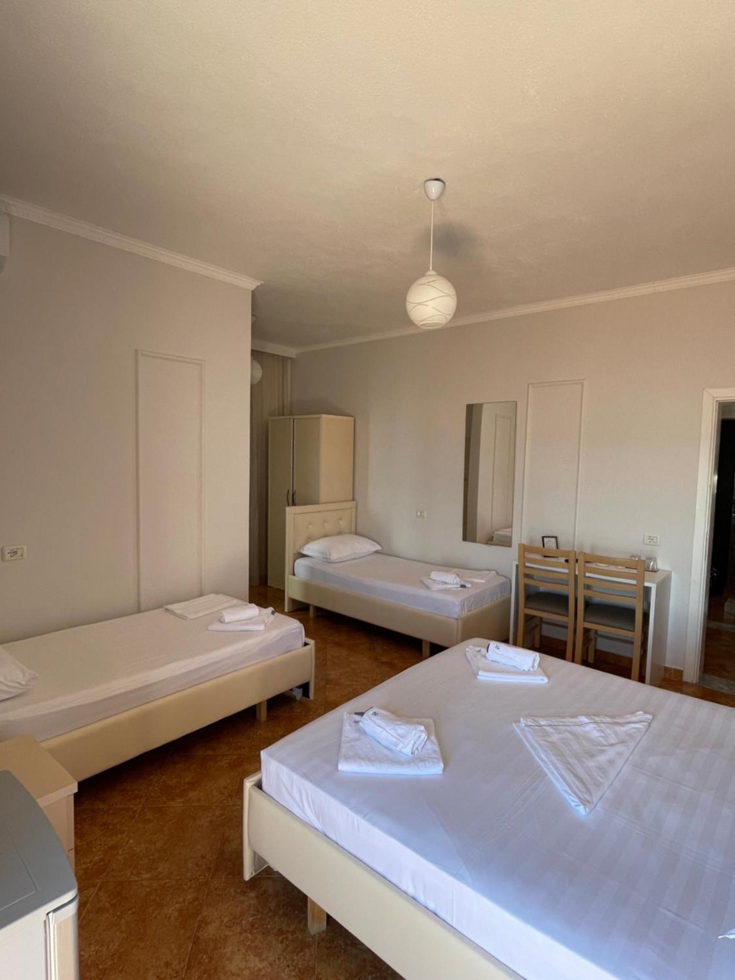 Hotel Tirona ดูร์เรส ภายนอก รูปภาพ